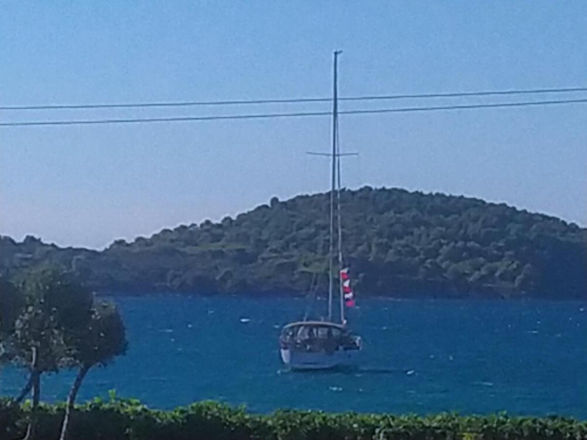 Ebony And Ivory Suites Δροσιά Εξωτερικό φωτογραφία